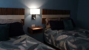 A hotel room with two beds, each with a headboard, a bedside table, and a wall-mounted lamp. - ¡ A 100 MTS DEL Reloj Monumental Aqui SI VAS A Estar EN EL Centro DE LA Ciudad ! (Pachuca de Soto)