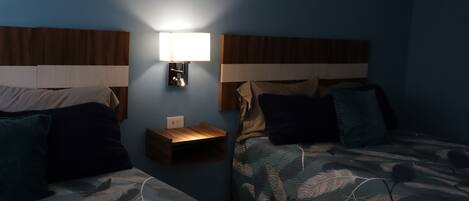 2 عدّة غرف نوم ومكواة/لوح كي وواي فاي وملاءات أسرّة