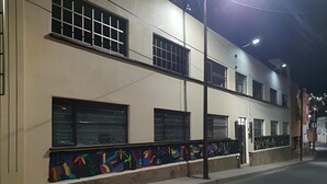 A multi-story building with barred windows and a colorful mural on the lower facade. - ¡ A 100 MTS DEL Reloj Monumental Aqui SI VAS A Estar EN EL Centro DE LA Ciudad ! (Pachuca de Soto)