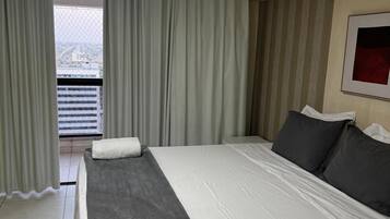 Suite Klasik, balkon, pemandangan kota | 1 kamar tidur, Wi-Fi gratis, dan seprai linen