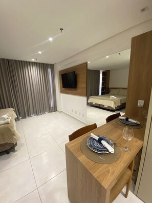 Deluxe Suite, City View | Ruang tamu | 32 inci televisyen skrin rata dengan digital 