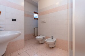 Een douche, handdoeken