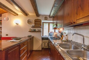 Kühlschrank, Mikrowelle, Ofen, Wasserkocher mit Kaffee-/Teezubehör