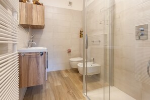 Shower, free toiletries, hair dryer, towels