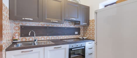 Réfrigérateur, four, lave-vaisselle, cafetière/bouilloire