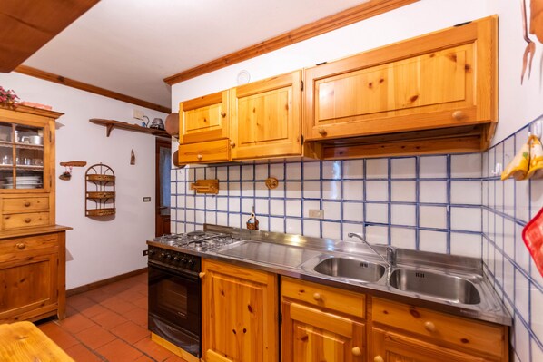 Frigorifero, forno, macchina per tè/caffè, pentole/stoviglie/utensili