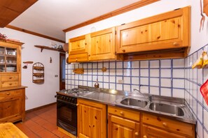 Kühlschrank, Ofen, Wasserkocher mit Kaffee-/Teezubehör