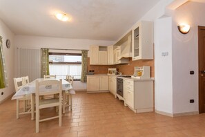 Frigorifero, forno, macchina per tè/caffè, pentole/stoviglie/utensili