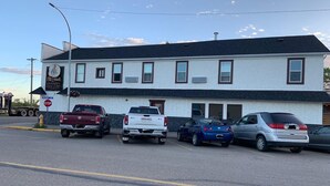 A building with a sign for Elk Point Hotel. - Bethel Hotel Elk Point (Elk Point)
