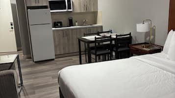 Tabla de planchar con plancha, wifi gratis y ropa de cama