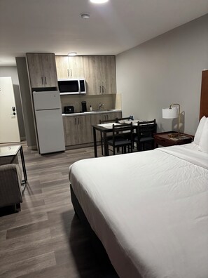 Iron/ironing board, free WiFi, bed sheets - Bethel Hotel Elk Point (Elk Point)