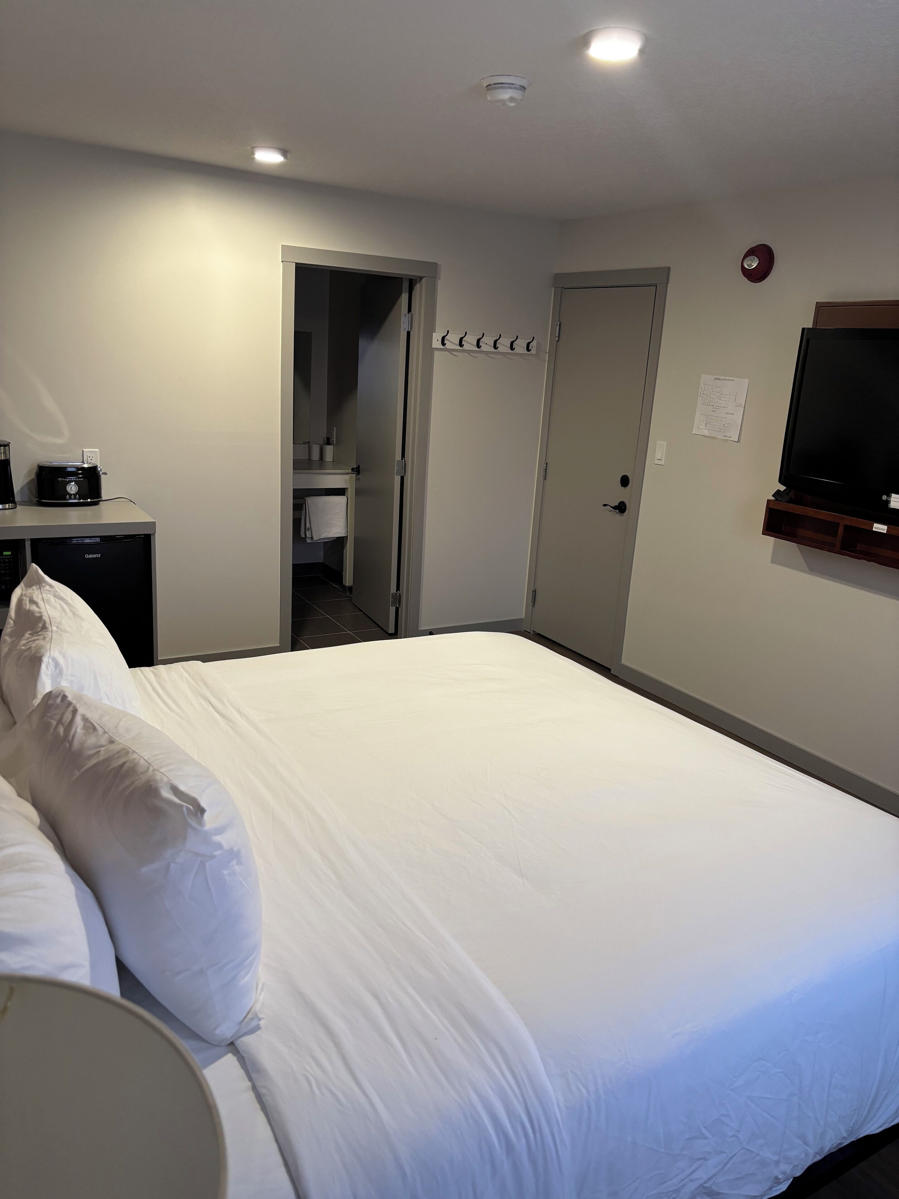 Pantuflas, toallas, jabón, shampoo