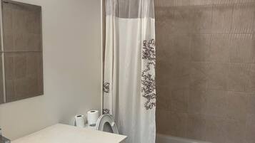 Pantoufles, serviettes fournies, savon, shampooing