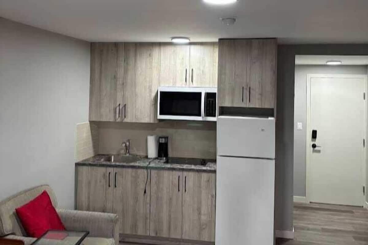 Tabla de planchar con plancha, wifi gratis y ropa de cama