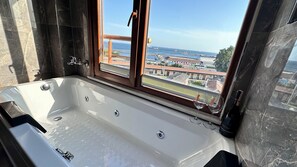 Premium-sviitti | Kylpyhuone | Suihku, sadesuihkupää, ilmaiset hygieniatuotteet, hiustenkuivaaja