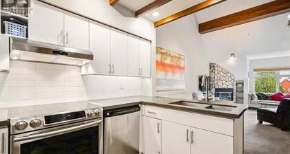 Ski In/Out, HEATED POOL/Hot Tub, 2 Bed rm + Loft, Whistler Retreat