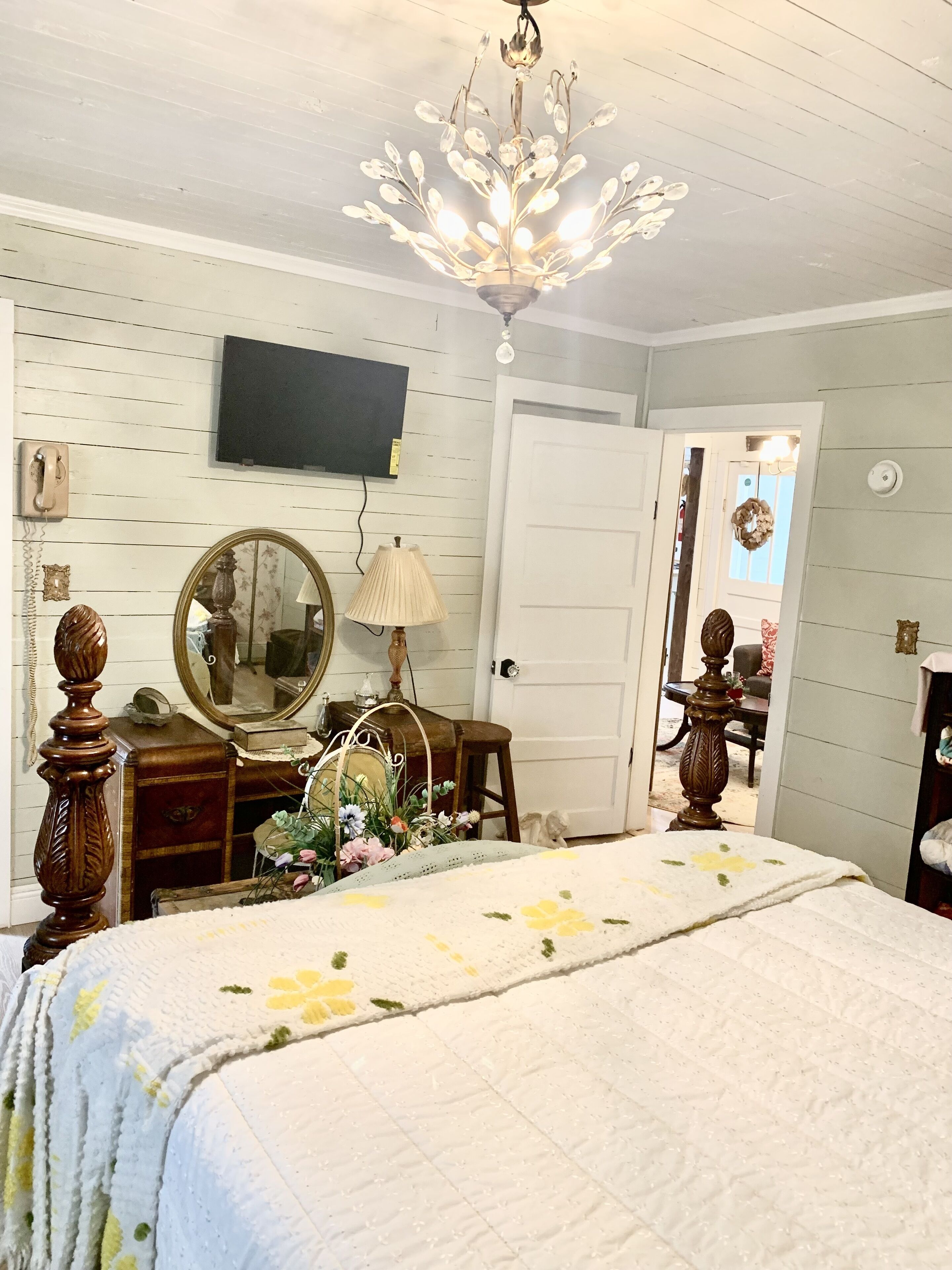 3 bedrooms, iron/ironing board, travel crib, free WiFi