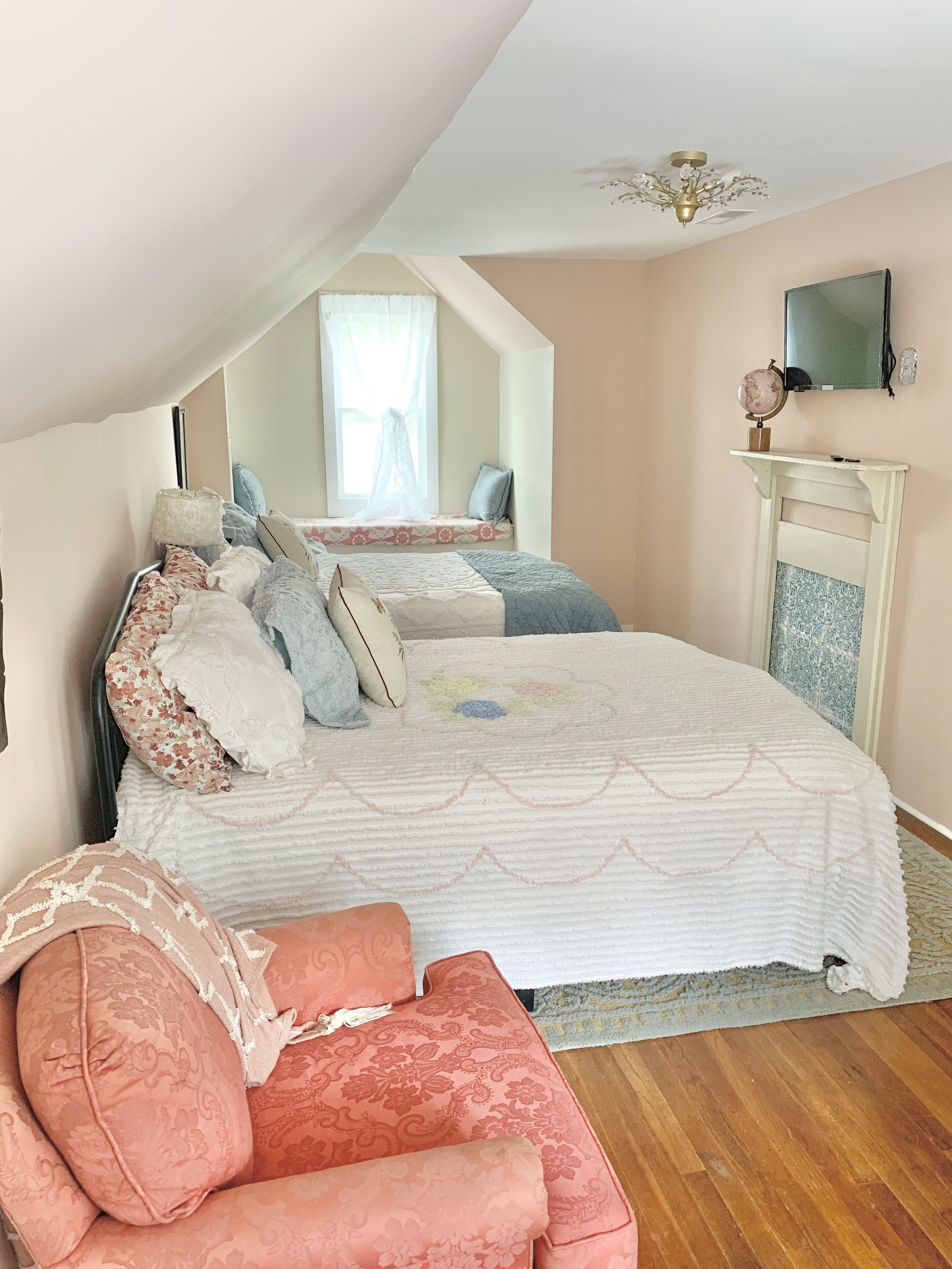 3 habitaciones, tabla de planchar con plancha y cuna de viaje 