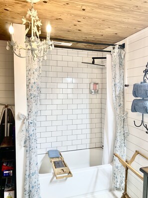 Shower, hair dryer, towels, soap - Countryside Haven (Pickens)