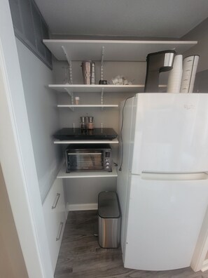 Fridge, microwave, oven, stovetop - The Hideout - Best condo on the Santa Rosa Sound with boat slip (Fort Walton Beach)