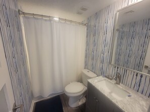 Eco-friendly toiletries, hair dryer, towels, soap - The Hideout - Best condo on the Santa Rosa Sound with boat slip (Fort Walton Beach)