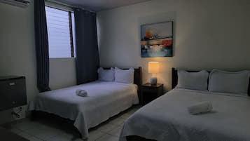 Double Room with Two Double Beds | 獨特裝潢、書桌、筆電工作空間、免費無線上網