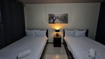 Double Room with Two Double Beds | Individualmente decorados, escrivaninha