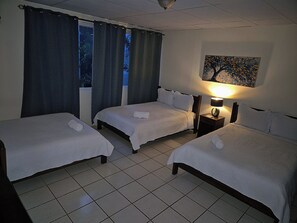 Individually decorated, desk, laptop workspace, free WiFi - Hotel Sueños (San Salvador)