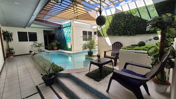 Hồ bơi ngoài trời