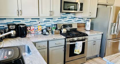 Luxury condo 1 block to BART, one stop to SF, 1 mile to Jack London Square