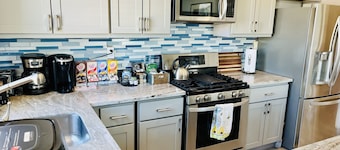 Luxury condo 1 block to BART, one stop to SF, 1 mile to Jack London Square