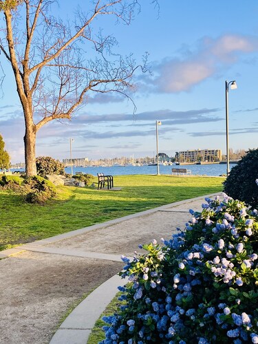 Luxury condo 1 block to BART, one stop to SF, 1 mile to Jack London Square