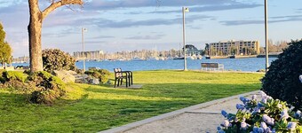 Luxury condo 1 block to BART, one stop to SF, 1 mile to Jack London Square