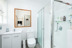 Douche, sĂšche-cheveux, serviettes fournies, savon