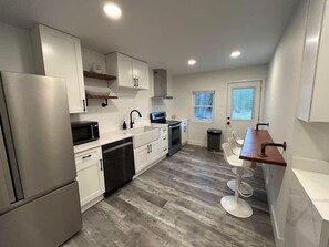 Réfrigérateur, four à micro-ondes, lave-vaisselle, cafetière-théière