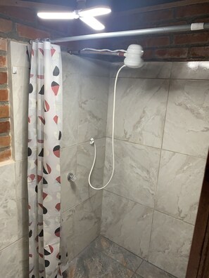 Familien-Ferienhütte, Mehrere Betten, Balkon, Flussblick | Badezimmer