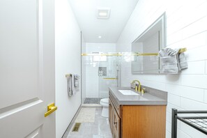 Ducha, secador de pelo, toallas, jabón