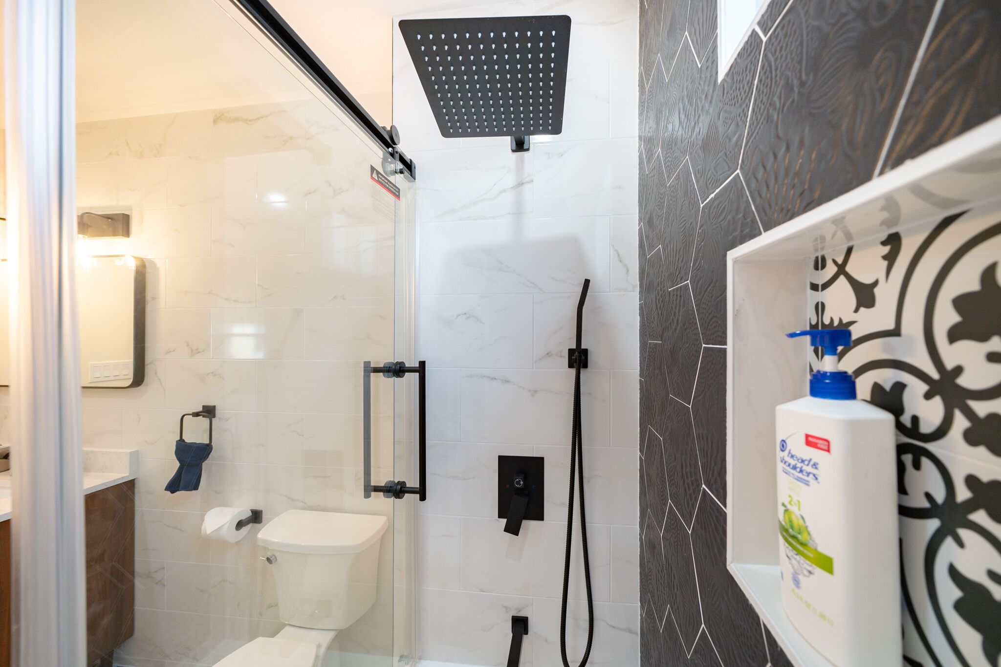 Een douche, een haardroger, handdoeken, zeep