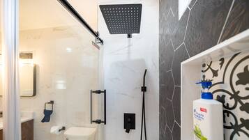 Een douche, een haardroger, handdoeken, zeep