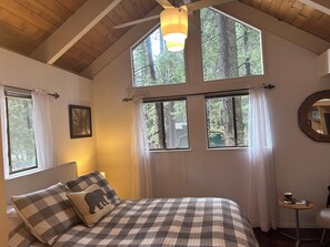 3 bedrooms, free WiFi, bed sheets - Escape to Big Trees Cabin: Your Serene Retreat Amidst Nature's Splendor. (Camp Connell)