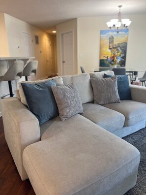 Smart-TV, Kamin, Bücher