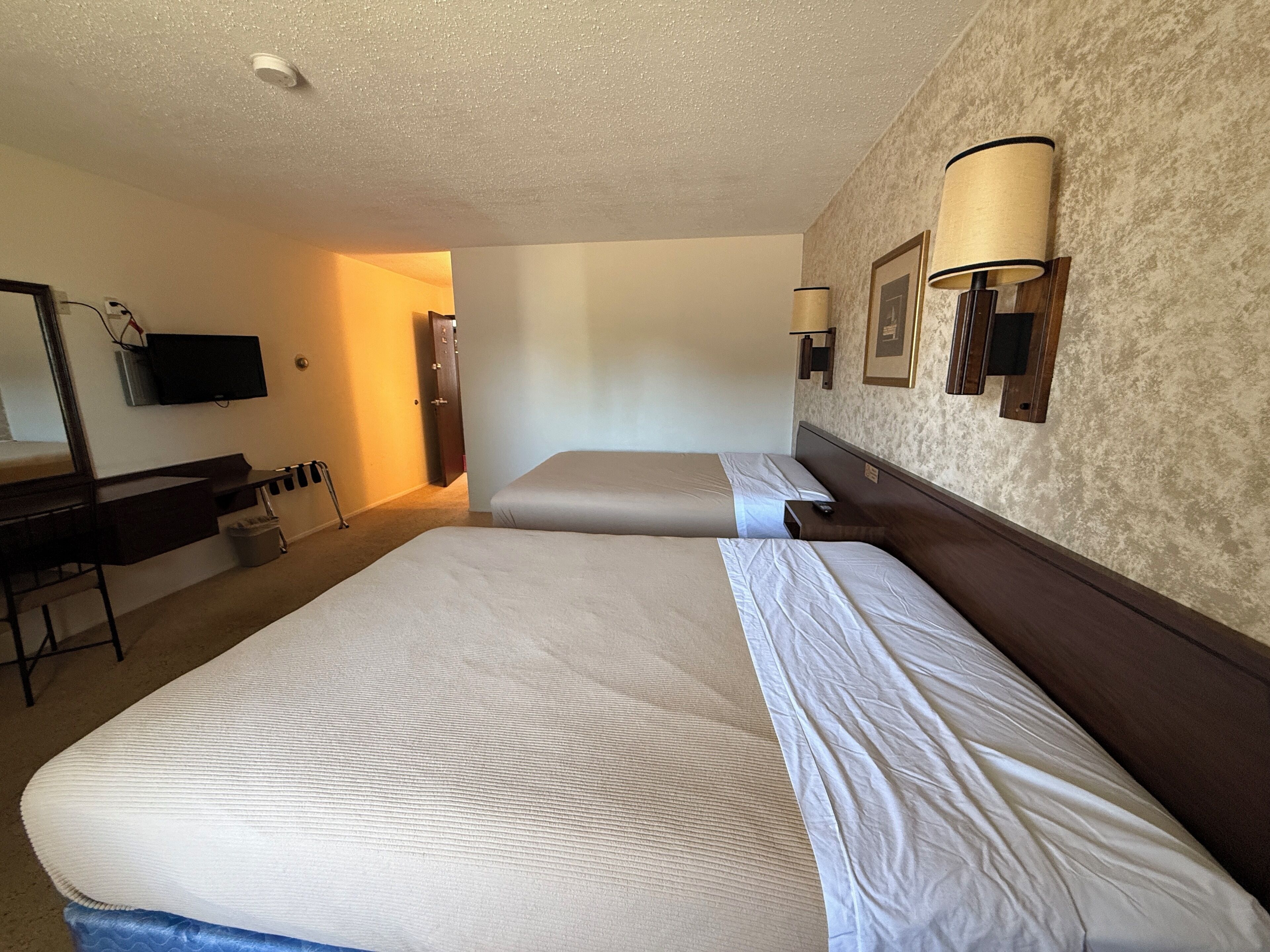 Kamer, 2 tweepersoonsbedden, niet-roken | Een kluis op de kamer, een bureau, een strijkplank/strijkijzer