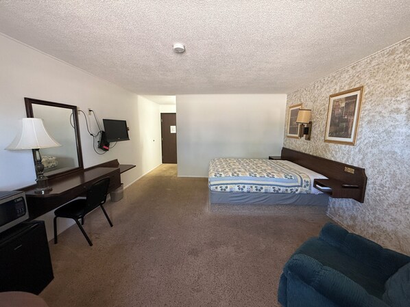 Room, 1 Double Bed, Non Smoking | In-room safe, desk, iron/ironing board, free WiFi