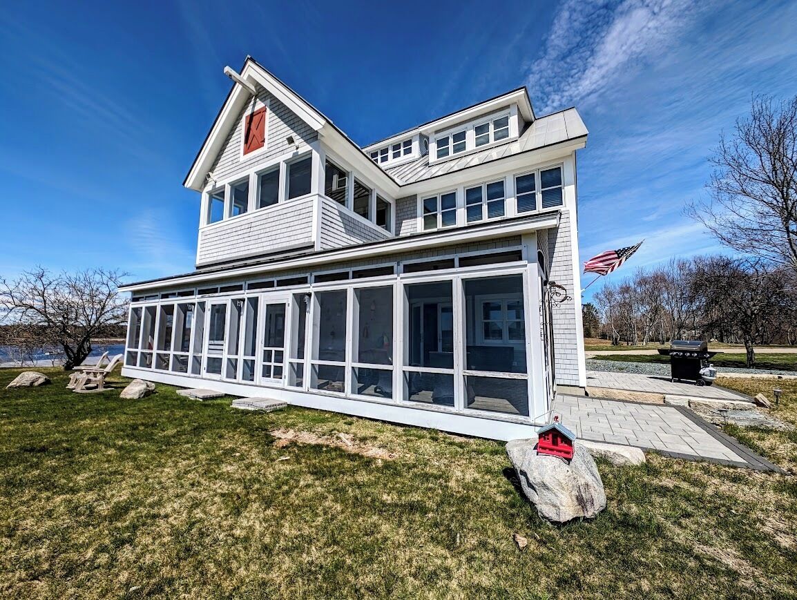 Oceanside Saltwater Farm House NEW! Sleeps 11, beach, firepit