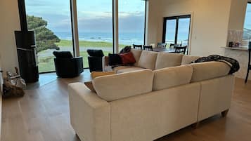 Een smart-tv, een open haard en boeken