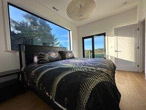 3 bedrooms, desk, iron/ironing board, free WiFi - Ocean Front Luxury Home, 3 enSuites, Hot Tub! Pets OK! Golf! Incredible Views! (Bandon)