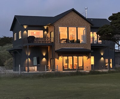 Ocean Front Luxury Home, 3 enSuites, Hot Tub! Pets OK! Golf! Incredible Views!