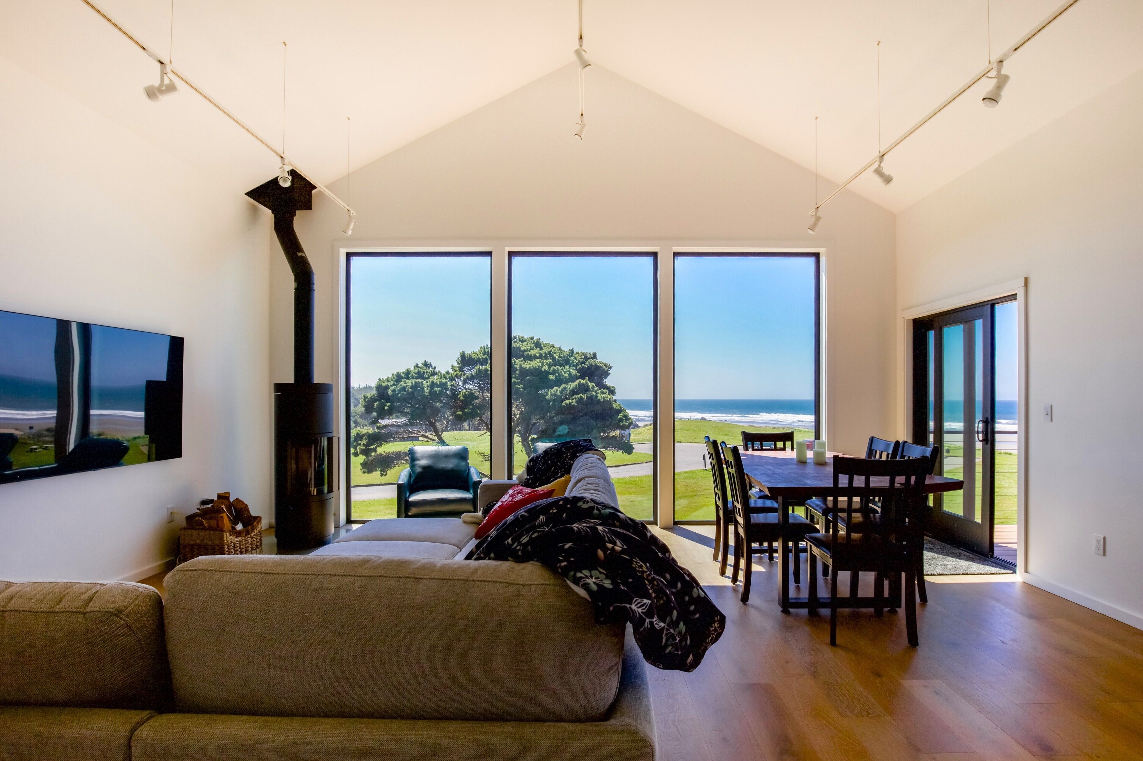 Smart TV, chimenea y libros 