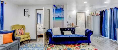 Una Smart TV, una chimenea