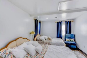 2 bedrooms, in-room safe, desk, iron/ironing board